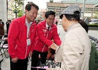 [포토] 주민들과 인사 나누는 오신환 후보