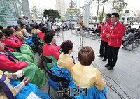 [포토] 한표 부탁하는 오신환 후보와 오세훈 전 시장