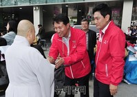[포토] 스님과 인사 나누는 오세훈 전 시장