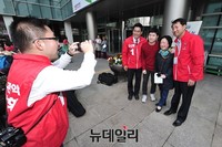 [포토] 지역주민들과 사진찍는 오신환-오세훈