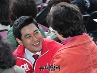 [포토] 환하게 웃는 새누리당 관악을 오신환 후보
