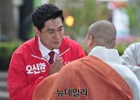 [포토] 스님에게 합장하는 오신환 후보