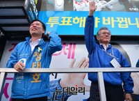 [포토] 신림역 집중유세에 나선 문재인 대표