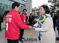 [포토] 행사장에서 만난 오신환과 임수경