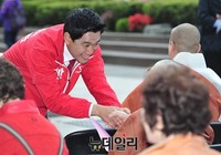 [포토] 스님과 악수하는 새누리당 오신환 후보