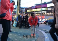 [포토] 신림역 유세에 나선 정동영 후보