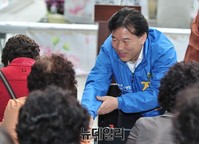 [포토] 지역 주민들과 인사 나누는 정태호 후보