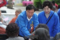 [포토] 한표 부탁하는 새정치민주연합 정태호 후보