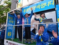 [포토] 사전투표 하루 앞두고 신림역 유세나선 문재인 대표