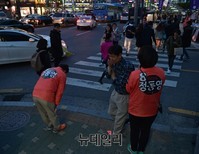 [포토] 퇴근하는 시민들에게 인사하는 정동영 후보