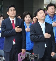 [포토] 국민의례하는 관악을 오신환-정태호 후보