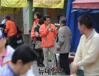 [포토] 유세 도중 주민들과 대화하는 정동영 후보