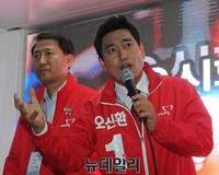 [포토] 퇴근길 시민들에게 지지호소하는 오신환 후보
