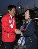 [포토] 주민들과 인사하는 오신환 후보