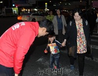 [포토] 시민들에게 고개숙여 인사하는 오신환 후보