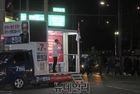 [포토] 퇴근길 시민들에게 지지호소하는 변희재 후보
