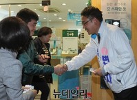 [포토] 주민들과 인사하는 변희재 후보