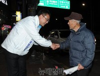 [포토] 퇴근길 시민들에게 인사하는 변희재 후보