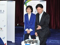 [포토] 사전투표소 찾은 정태호 후보 내외