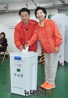 [포토] 사전투표장 찾은 정동영 후보 내외