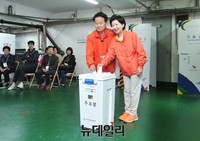 [포토] 사전투표하는 관악을 무소속 정동영 후보 내외