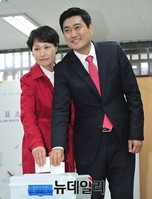 [포토] 사전투표하는 관악을 새누리당 오신환 후보