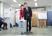 [포토] 사전투표하는 새누리당 오신환 후보 내외
