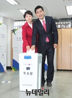 [포토] 투표하는 새누리당 오신환 후보 내외