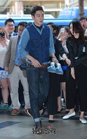 [포토] 슈즈 들고 입장하는 이규한