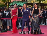 [포토] 아시아모델어워즈, 입장하는 세 MC