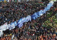 [포토] 민주노총 총파업 출정식, 입장하는 깃발