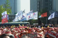 [포토] 서울광장에 모인 노동자들과 깃발