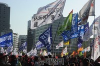 [포토] 서울광장에 들어선 민주노총 깃발