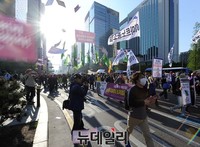 [포토] 민주노총 총파업 행진중 살포된 삐라