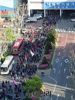 [포토] 낙원상가로 진입하는 민주노총 시위대