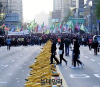 [포토] 안전펜스 넘어뜨리고 행진하는 민주노총