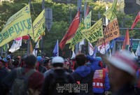 [포토] 종각역으로 행진하는 민주노총 시위대