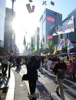 [포토] 민주노총 거리행진 도중 살포된 삐라