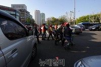 [포토] 거리행진 시위대에 막힌 차량