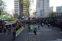 [포토] 폴리스 라인에 막힌 시위대