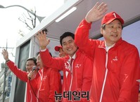 [포토] 차량 유세 중 인사하는 김무성-오신환