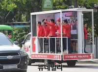 [포토] 이동 유세하는 새누리당 오신환 후보와 김무성 대표