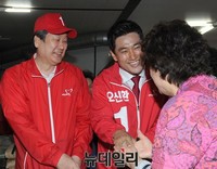 [포토] 시장상인과 인사하는 김무성 대표와 오신환 후보