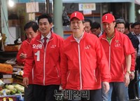 [포토] 김무성 대표와 신사시장 방문한 오신환 후보