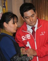 [포토] 시장상인 손 꼭 잡은 오신환 후보