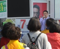 [포토] 시민들에게 지지호소하는 변희재 후보