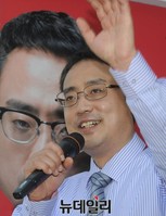 [포토] 주민들에게 인사하는 변희재 후보