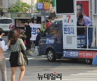 [포토] 시민들에게 인사하는 변희재 후보