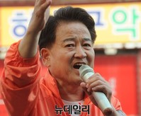 [포토] 지역주민들에게 지지 호소하는 정동영 후보