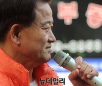 [포토] 눈 밑이 부어오른 채 유세하는 정동영 후보